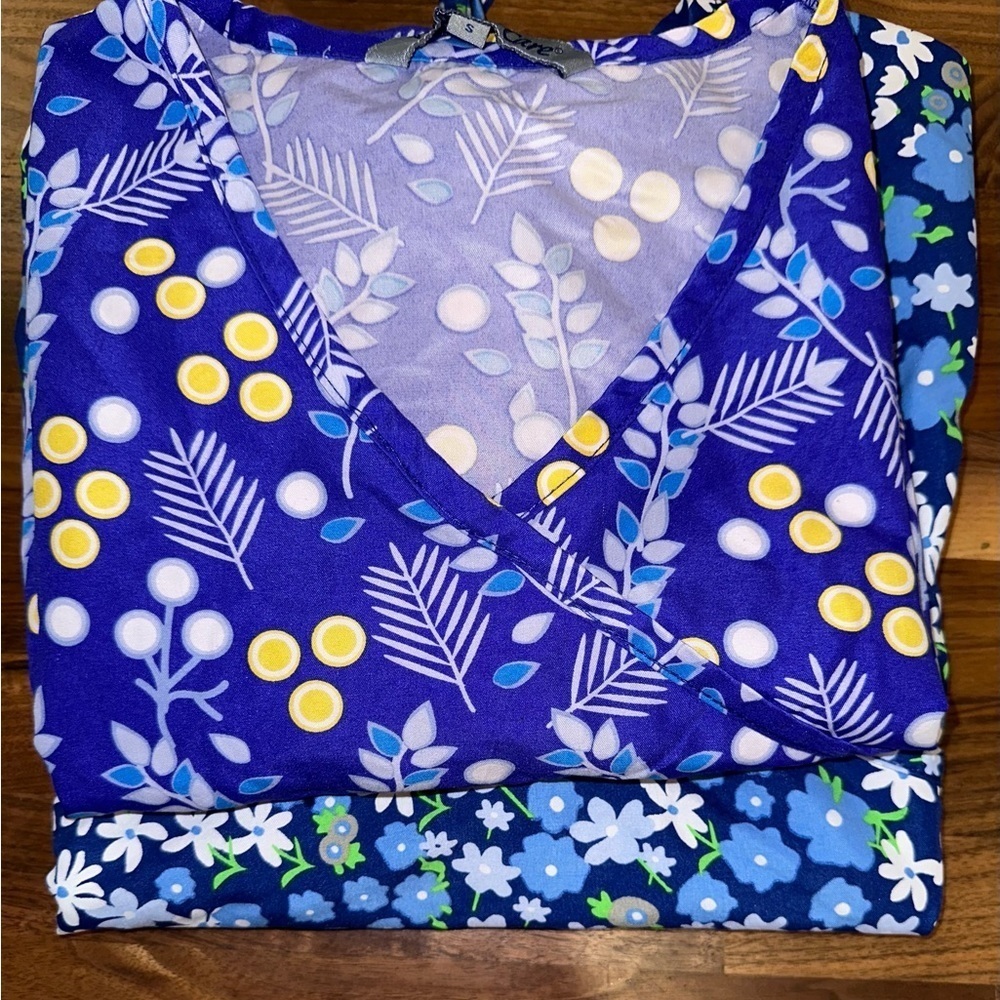 EUC SEG OF 2 top scrubs WEAR for CARE SIZE S
